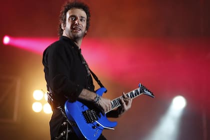 "La guitarra la encontré en un galpón arrumbada", dice el asistente de Cerati Eduardo Barakus. "Tenía los trastes oxidados, las prensas rotas y el circuito eléctrico dañado."