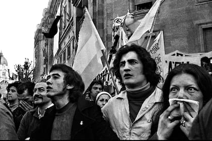 "La tarea de estas fotografías es captar, en un relámpago de incertidumbre, cómo se desprenden de los grandes decorados de la historia las formas que toman las fisonomías, que siempre son sabias", dice Horacio González sobre esta imagen, tomada en la Plaza de Mayo el día que asumió Cámpora