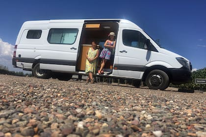 "Las chicas" en su hogar rodante.