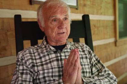 "Las personas tan mayores como yo deberían tener una mente más abierta en estos temas", dijo el ex sacerdote en una entrevista