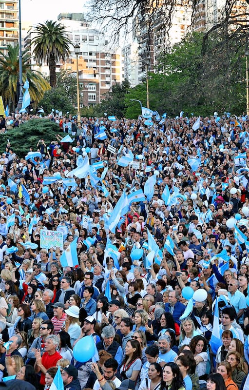 "Lo damos vuelta": los cantos y los carteles de la marcha macrista en Belgrano