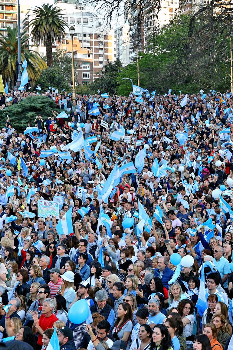 "Lo damos vuelta": los cantos y los carteles de la marcha macrista en Belgrano