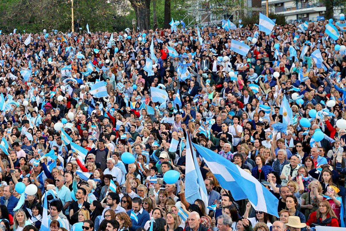 "Lo damos vuelta": los cantos y los carteles de la marcha macrista en Belgrano
