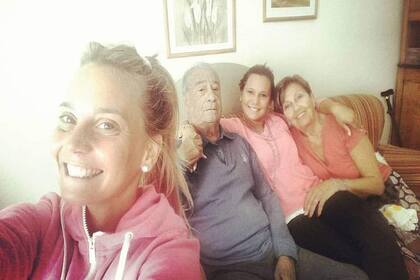 "Lo intentamos, pero no pudimos", le escribió Micaela Vergel a su abuelo Héctor, que murió hoy por coronavirus.