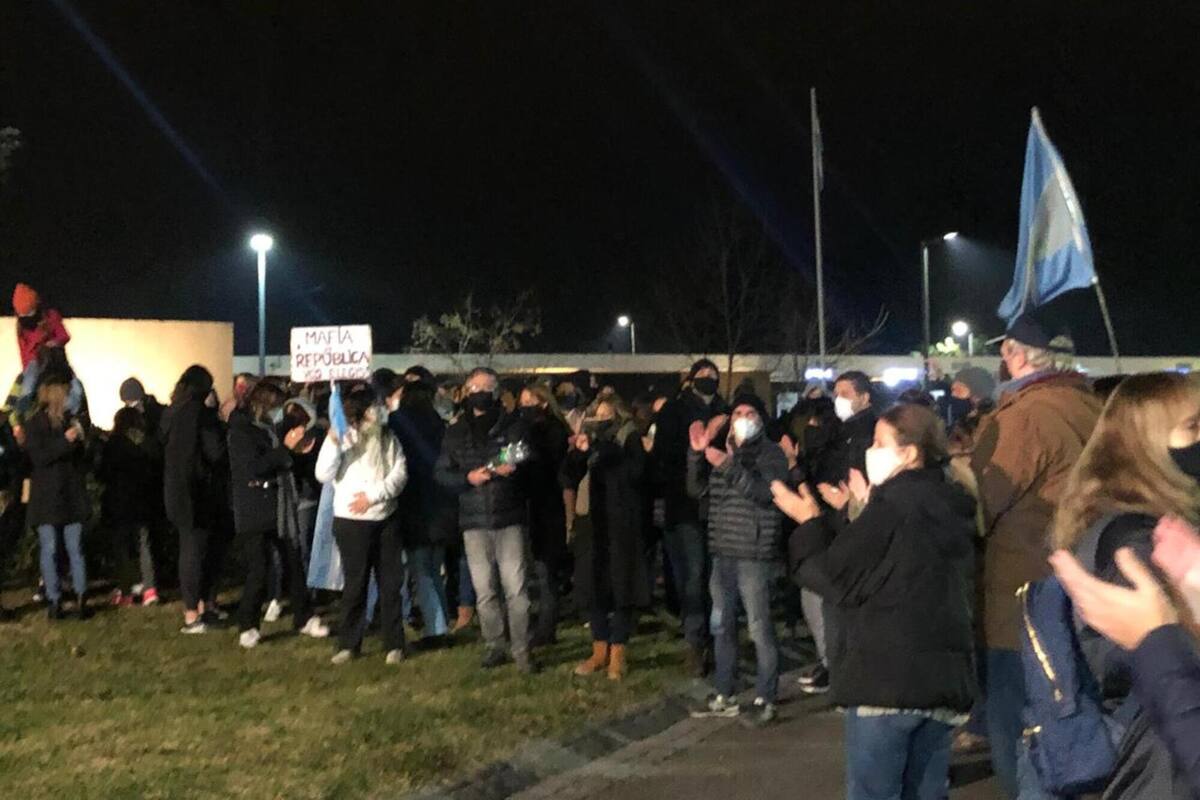 "Mafia vs. República. Vos elegís", dice el cartel de uno de los manifestantes de Ayres