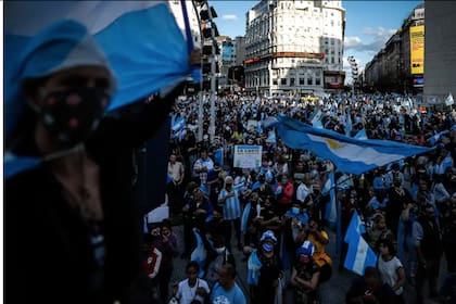 "Miles de personas protestan por la propuesta de revisión judicial y la cuarentena del gobierno de Alberto Fernández", dice el artículo
