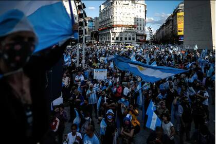 "Miles de personas protestan por la propuesta de revisión judicial y la cuarentena del gobierno de Alberto Fernández", dice el artículo