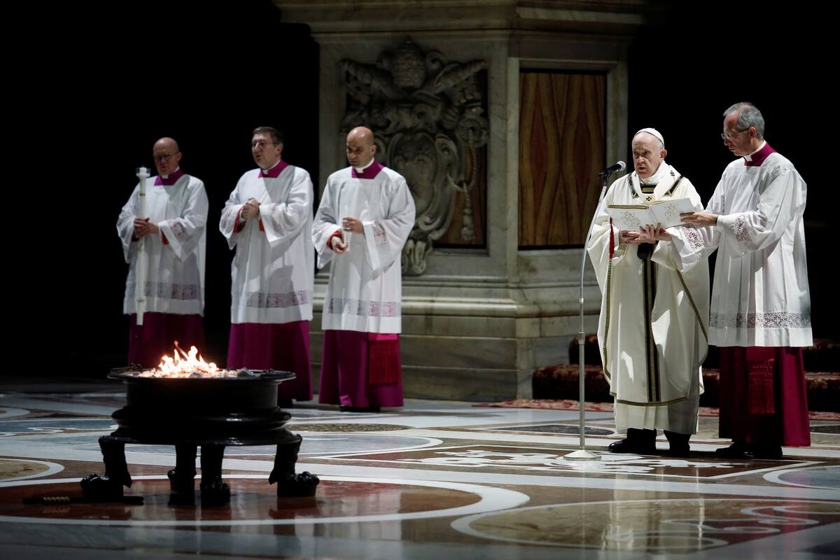 "No cedamos a la resignación", pidió el Papa en la Vigilia Pascual