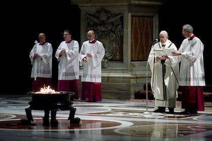 "No cedamos a la resignación", pidió el Papa en la Vigilia Pascual