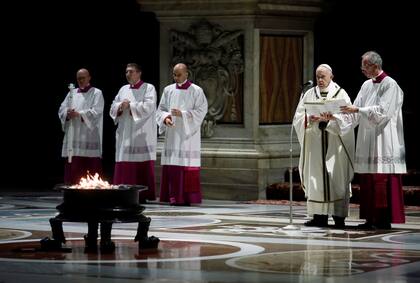 "No cedamos a la resignación", pidió el Papa en la Vigilia Pascual