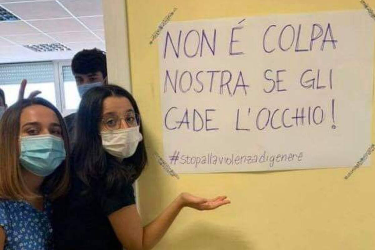 "No es nuestra culpa si se le caen los ojos", protestaron las estudiantes en Italia