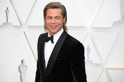 El look cuarentena de Brad Pitt: pelo largo y raíces crecidas