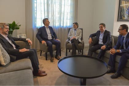 Marcos Peña, Mauricio Macri, Nicolás Dujovne y Alberto Abad se reunieron hoy en Olivos junto a Leandro Cuccioli, quien ásumirá como nuevo titular de la AFIP