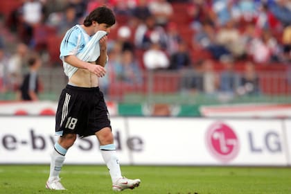 "No me van a llamar más", le dijo Messi a sus compañeros en el vestuario tras el partido entre Hungría y la Argentina; la expulsión en Budapest fue un duro golpe para el rosarino, el día de su debut en la selección mayor.