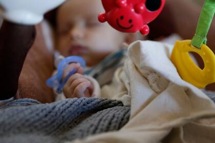 "No, no me interesa que me cuentes cómo fue tu parto hace 40 años ni te esfuerces en comentarme tus técnicas para que agarre el chupete"