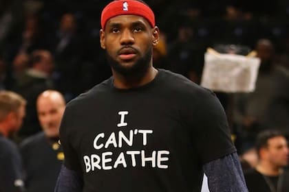 "No puedo respirar", reza la camiseta de LeBron James, en homenaje a George Floyd, asesinado por la policía