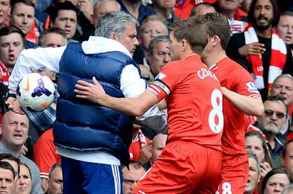 Mourinho y su lado negativo del personaje: escondiéndole una pelota a Gerard, de Liverpool, en un lateral