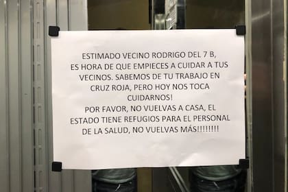 En abril pasado, Rodrigo Cuba, director de Emergencias de la Cruz Roja, encontró este cartel en el ascensor del edificio donde vive