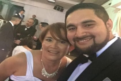 "Nos miramos, sonreímos y nos fundimos en un abrazo, lágrimas, nervios y mucha emoción inundó la habitación", cuenta Leandro sobre su encuentro con su madre biológica