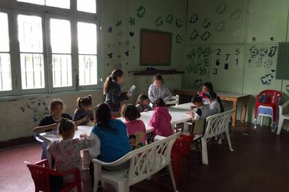 "Nuestro objetivo es devolverles la niñez", destaca Lorena.