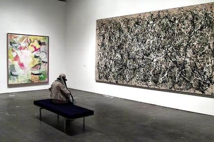 "One (Number 31, 1950)", de Jackson Pollock (a la derecha)