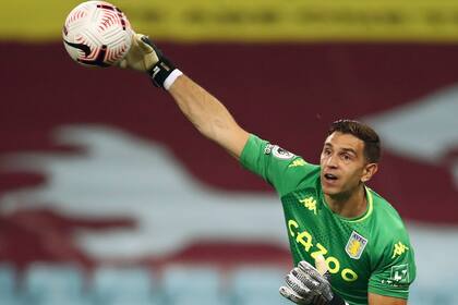 "Dibu" Martínez con nueva camiseta, la de Aston Villa, donde fue a buscar la continuidad que no tenía en Arsenal