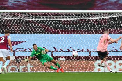 "Para mí fue como marcar un hat-trick". La felicidad de Emi Martínez por atajar un penal en su debut en Aston Villa