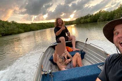 "Parecía que necesitaba una cerveza", dijo uno de los pescadores que encontró al fugitivo colgado de un árbol