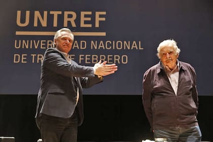 "Pepe" Mujica y Alberto Fernández intercambiaron elogios y compartieron una charla en la Universidad de Tres de Febrero