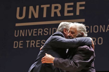"Pepe" Mujica y Alberto Fernández intercambiaron elogios y compartieron una charla en la Universidad de Tres de Febrero
