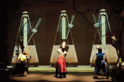 "Preguntarse por la naturaleza del tiempo es preguntarse sobre la naturaleza del destino", dice sobre Refuse the hour