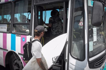 "Prohibido ascender al vehículo con tablas de surf", se lle en los carteles colocados en el interior de los vehículos