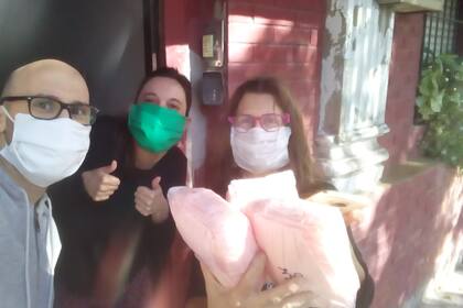 "Proyecto barbijo" nació de una buena acción y se transformó en una gran red solidaria para combatir el colapso del sistema de salud.