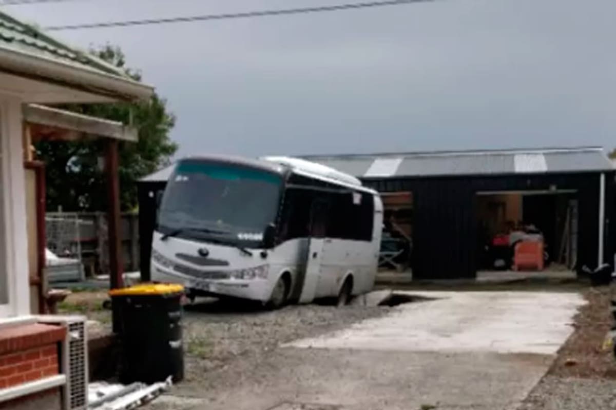 "Pudimos ver una tubería de agua y electricidad allí, tenía un techo de hierro corrugado y soportes de madera", describió el hombre, luego de que su vehículo se hundiera en una habitación oculta