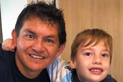 "Pulga" Rodríguez con su pequeño admirador