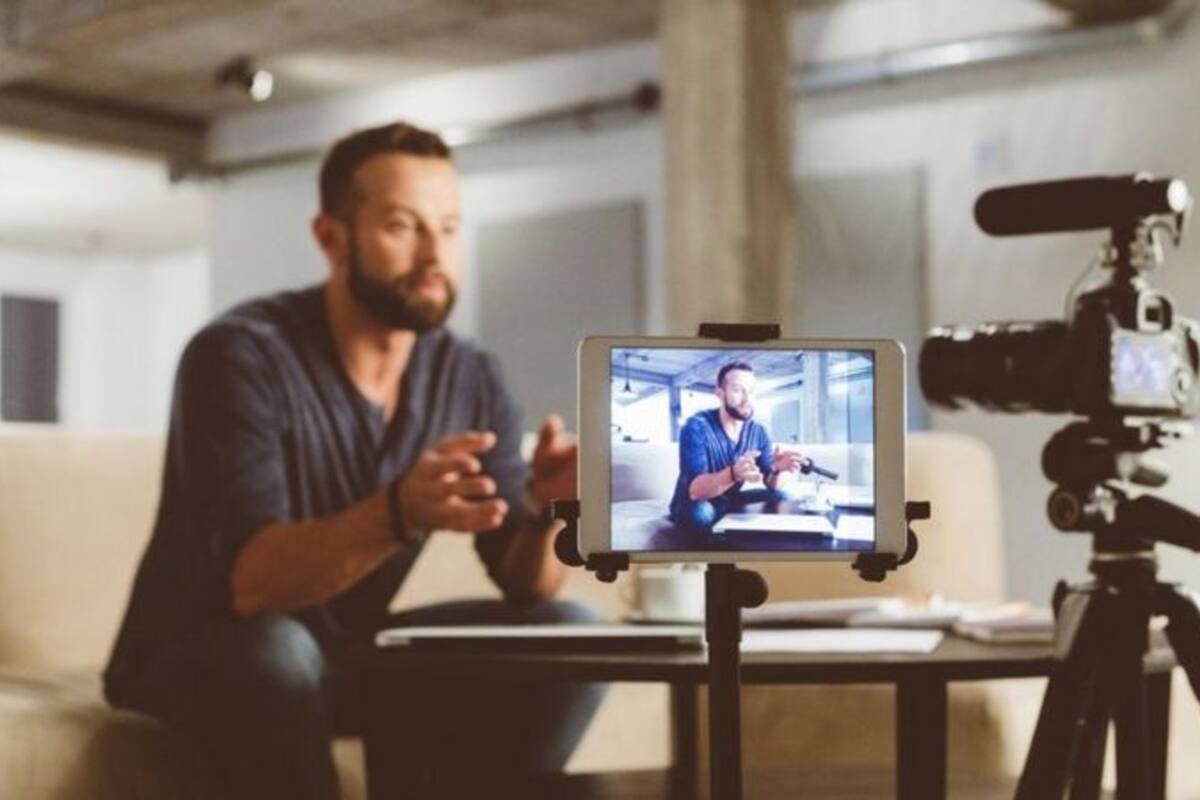 "Pump-and-dump" es una estrategia para hacer subir el precio de una acción de manera artificial y venderla cuando el precio está alto.