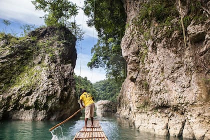 "Rafting" en el río Grande en canoas hechas de bambú. Foto: Sofía López Mañán