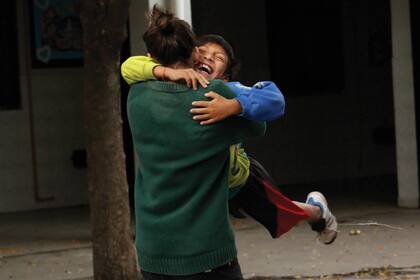 "Reciprocidad", un grupo de jóvenes que hace ocho años va a una escuela a jugar con los chicos y compartir el desayuno.