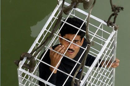 "Si llego a liberarme, será mágico. Si no lo logro, será trágico", sentenció el ilusionista antes de su truco