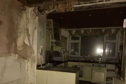 "Solo podíamos ver la casa a través de la luz de las antorchas, ya que no había electricidad en la casa y las ventanas estaban tapiadas", contó Emma