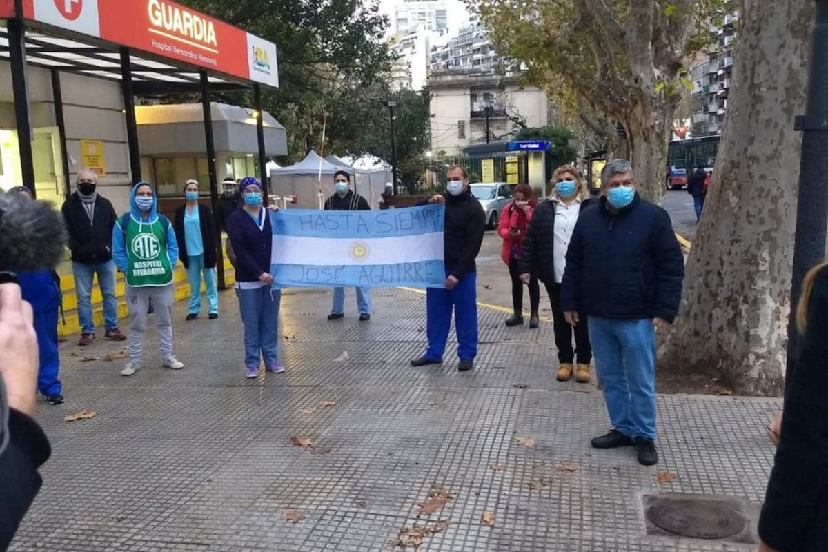 "Te fuiste peleando y sin esconderte del Covid-19", le escribió un cardiólogo a su compañero, a quien además esta mañana le hicieron una despedida en la puerta del hospital