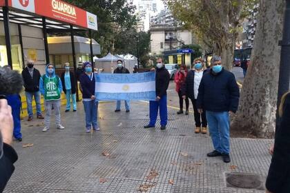 "Te fuiste peleando y sin esconderte del Covid-19", le escribió un cardiólogo a su compañero, a quien además esta mañana le hicieron una despedida en la puerta del hospital