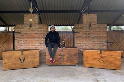 "Tomasito" Fernández Llorente, en las caballerizas, con su producto especial: los baúles