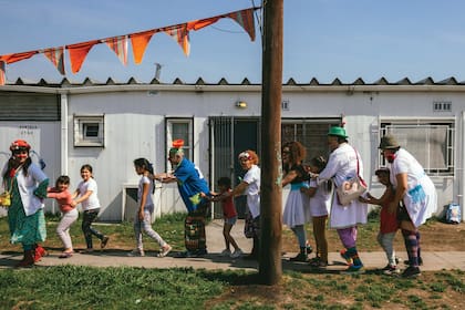 "Tren de la alegría" (3er premio), visita al barrio Fátima, en Villa Soldati, con los chicos de Puenteclown. El momento en que los chicos juegan y se divierten.