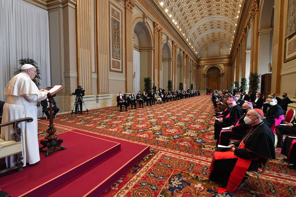 "Un número cada vez mayor de legislaciones de todo el mundo parecen distanciarse del deber esencial de proteger la vida humana en todas sus etapas", dijo el Papa