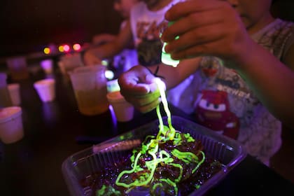 Los chicos experimentan con polímeros, con circuitos, y descubren algunas leyes de la física, de la química y la electricidad, así como de la robótica, a partir de experimentos prácticos, y desde la experiencia explican la teoría.