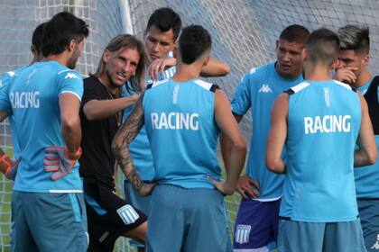 "Vamos a pelear por todo", alentó Beccacece a su plantel en la vuelta a la actividad después de seis meses