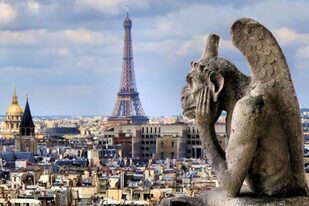 "Vigilando" la ciudad de París, se erige una gárgola en forma de mono alado en las alturas de Notre Dame.