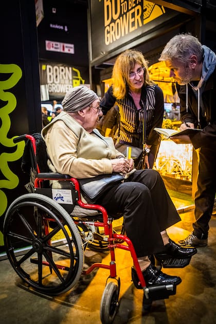"Vine por curiosidad y porque a mí el cannabis me salvó", dice Esther Nogueira, de 87 años