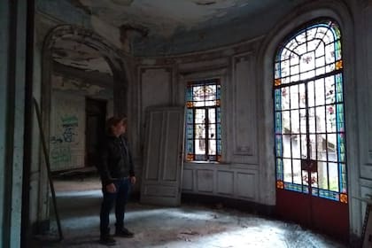"Volví después de un año y vi que le faltaban muchas cosas o que la destruyeron mucho más: vitrales hermosos destrozados, la edificación histórica toda vandalizada, robada y con graffitis", dice el explorador Nuñez